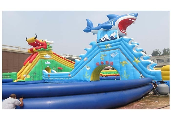 China 0.9MM pvc-Geteerd zeildoek Grote Draak/Park van het Haai het Opblaasbare Water met Groot Blauw Zwembad leverancier
