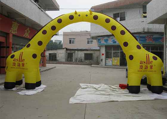 China De gele 0.55 mm-Opblaasbare Airblown Boog van pvc, de Overwelfde galerijdouane van de Girafingang fabriek